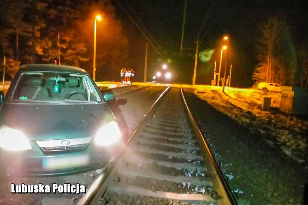Kierująca wjechała autem na torowisko