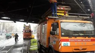 Naprawa sieci trakcyjnej po jej zerwaniu przez ciężarówkę