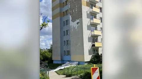 Silny wiatr uszkodził część elewacji bloku w Gdyni. "Elementy upadły na chodnik, którym często chodzą dzieci"