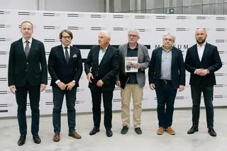 Michał (drugi z prawej) i Maciej Kalina (trzeci z prawej) przyjęli kopie dokumentów znalezionych w Kazachstanie 