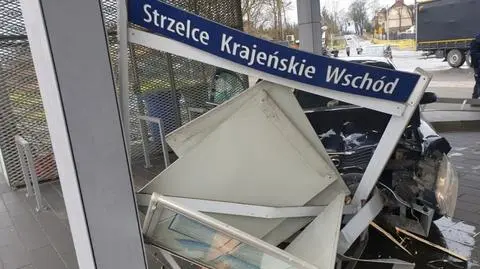 Nie zatrzymał się do kontroli, wjechał w budynek stacji kolejowej