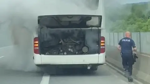 Policjant ugasił płonący autokar na zakopiance