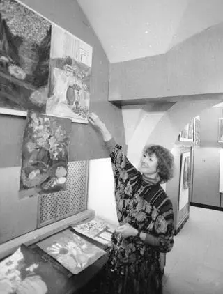 Ilona Kuśmierska w czasie aukcji obrazów i grafik dziecięcych na rzecz Towarzystwa Przyjaciół Dzieci w Galerii Muranów, 1984 rok