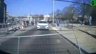 Zapora upadła na jezdnię tuż za samochodem