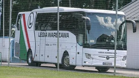 Kibice czekali na piłkarzy Legii po przegranym meczu ekstraklasy