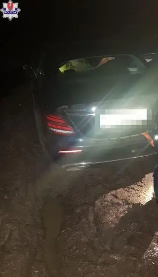 Samochód ugrzązł w błocie i nie mógł dalej pojechać