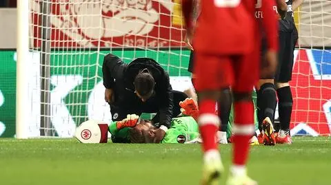 Petarda wybuchła pod nogami bramkarza. Upadł natychmiast