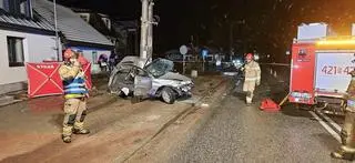 Auto roztrzaskane na słupie