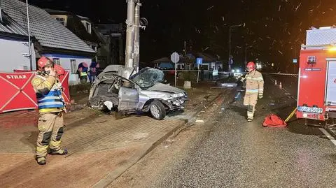 Auto uderzyło w słup 