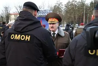 Alaksandr Łukaszenka w otoczeniu funkcjonariuszy OMON-u 