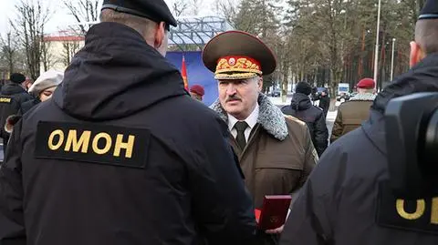 Alaksandr Łukaszenka w otoczeniu funkcjonariuszy OMON-u 