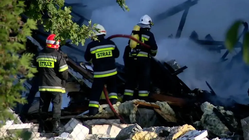 Chodził po ulicy z nożem i butlą gazową. Wszedł do garażu i doprowadził do wybuchu