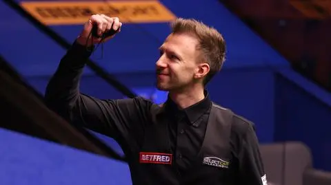 Judd Trump wrócił z dalekiej podróży. Decidery w obu półfinałach