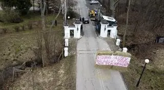 Protestujący w Janowie Podlaskim napisali na transparencie "Książki są do nauki, stadnina nie dla Sztuki"