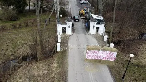 Protestujący w Janowie Podlaskim napisali na transparencie "Książki są do nauki, stadnina nie dla Sztuki"