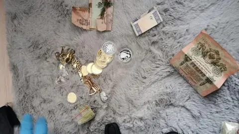 Pół kilograma narkotyków w reklamówce i monety poszukiwane po kradzieży