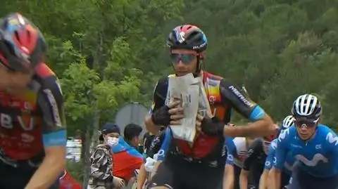 Zimno na trasie. Kolarze ratowali się gazetami