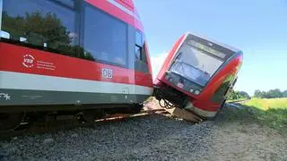 Zderzenie pociągu i ciężarówki na przejeździe kolejowym w Kołbaskowie