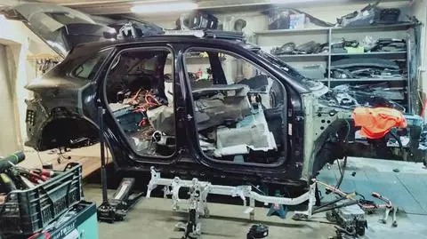Dwa luksusowe auta skradziono, porsche policja znalazła. Rozłożone na części