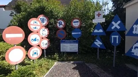 W izbie zgromadzono też znaki drogowe