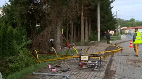 Kraksa, urwane koło, ranni na przystanku. Policja bada przyczyny karambolu