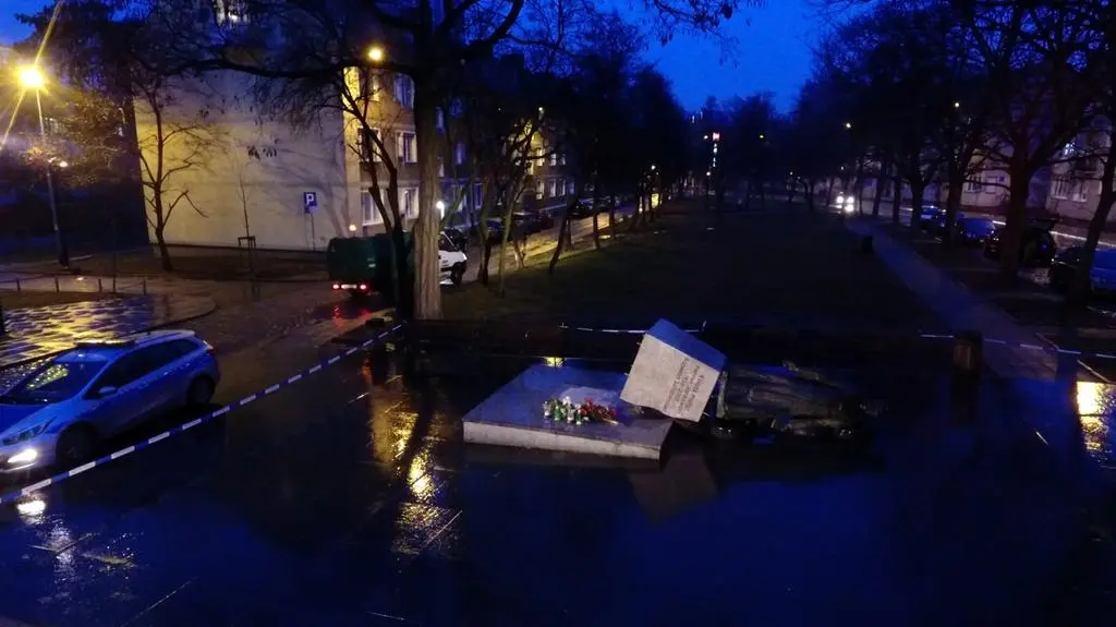 Wstępna kwalifikacja czynu: znieważenie pomnika