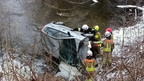 Wjechały autem do rzeki, dwie osoby są w szpitalu