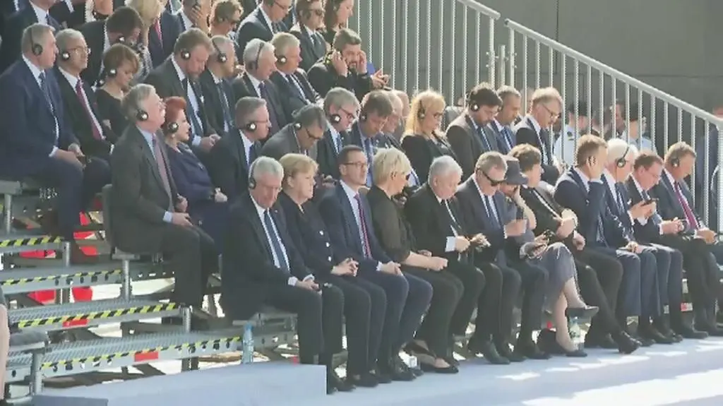 Julia Przyłębska pomagała Jarosławowi Kaczyńskiemu z założeniem słuchawek