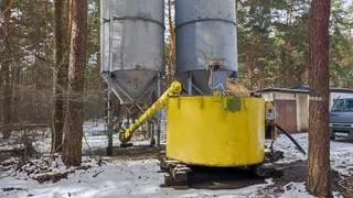 Tak wyglądają zbiorniki z substancją do uzdatniania gleby