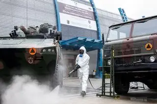 Żołnierz dezynfekuje sprzęt przed targami w Kielcach