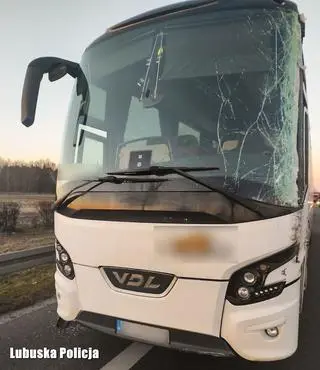 Autokar miał rozbitą szybę