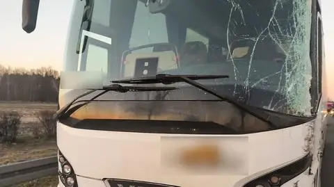 Kierowca autokaru spowodował kolizję z ciężarówką i uciekł. Był pijany