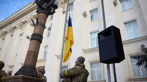 Podniesienie flagi Ukrainy w wyzwolonym Chersoniu 