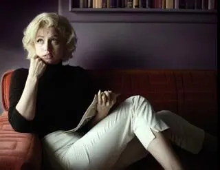 Kadr z filmu "Blondynka" Andrew Dominika - Ana de Armas jako Marilyn Monroe