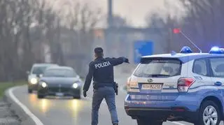 Kontrole policji w miejscowości Casalpusterlengo na północy Włoch