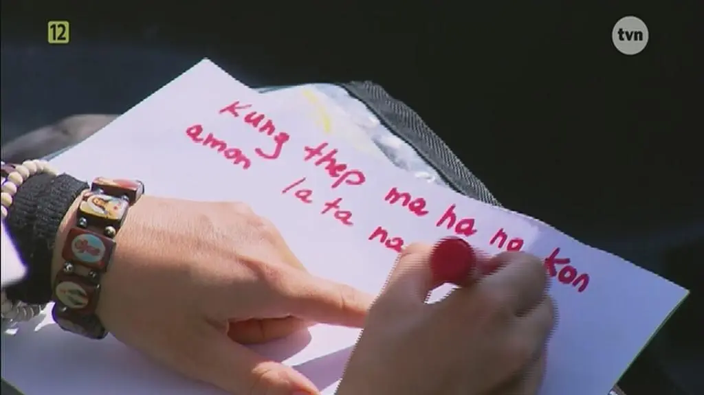 W przetłumaczeniu tabliczki uczestnikom pomogli mieszkańcy Tajlandii