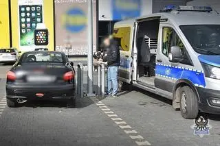 Trzyletnie dziecko uruchomiło samochód i potrąciło matkę