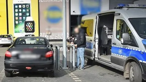 Trzyletnie dziecko uruchomiło samochód i potrąciło matkę