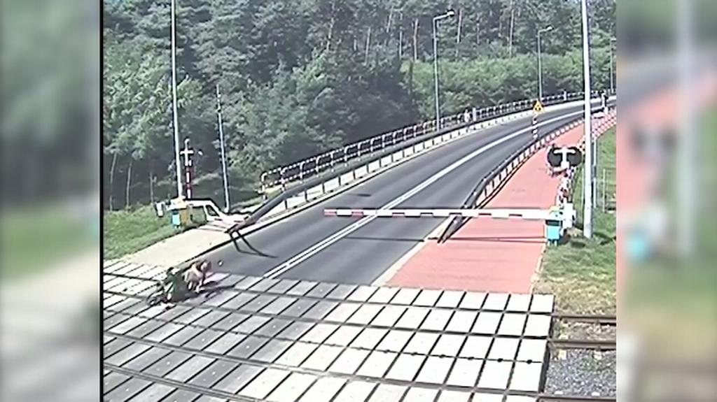 Gostyń: Motocyklista uszkodził rogatki i upadł na tory