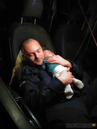 Przerażonej matce z dzieckiem pomógł policjant