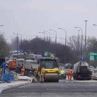 Układanie nawierzchni na Trasie Łazienkowskiej