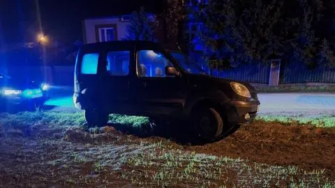 Samochód zawisł na kamieniu