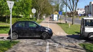 Rowerzystka najechała na linkę rozpiętą między samochodami