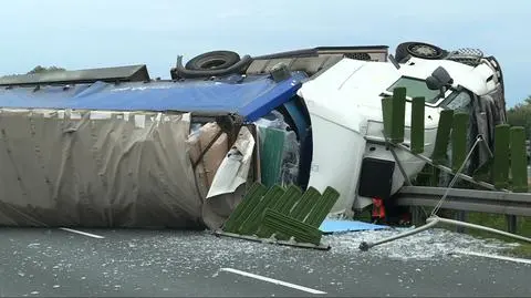 Ciężarówka przewróciła się na drodze S3