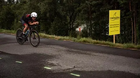 Zszedł z roweru i dalej pędzi. Robert Karaś przebiegł kilkadziesiąt okrążeń