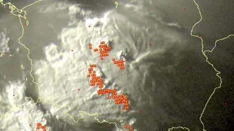 Burze przechodzą przez Polskę. Intensywnie pada i silnie wieje