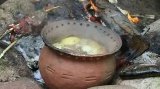 Rekonstrukcja naczynia subneolitycznego w trakcie eksperymentów związanych z przygotowaniem potraw 