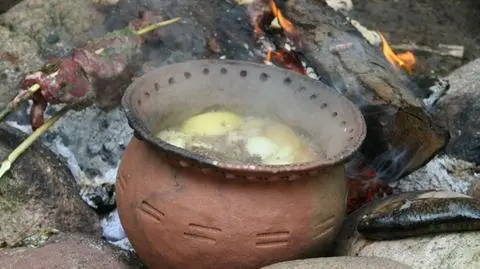Rekonstrukcja naczynia subneolitycznego w trakcie eksperymentów związanych z przygotowaniem potraw 