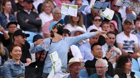 Widzowie w roli ochroniarzy w Melbourne. Mistrz olimpijski w szoku