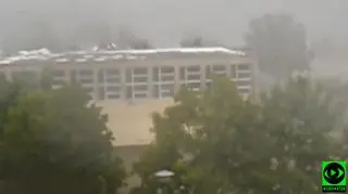 Zerwany dach szkoły i pozrywana sieć energetyczna w Poznaniu